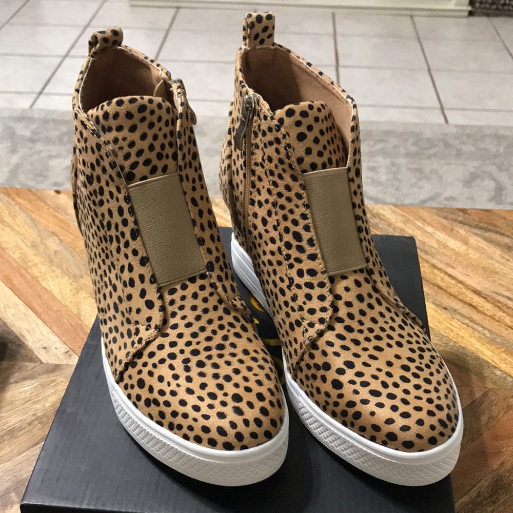 NIB Ccocci cheetah athletic wedges